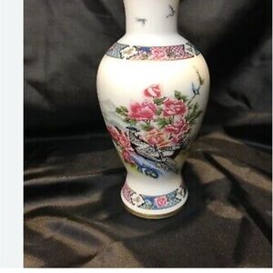LENOX Fine Porcelain Martha Washington Vase with Bird Design